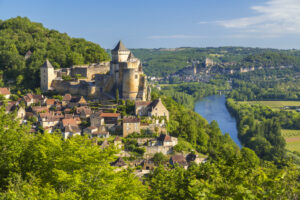 europa reisen - das Château de Castelnaud mit Fluss.