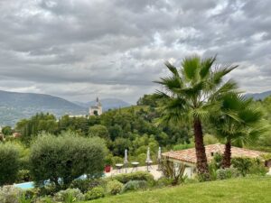 Côte d'Azur urlaub - Panoramablick von der Unterkunft auf eine Kapelle und Weinberge.