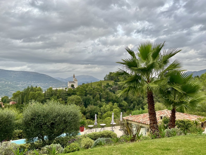 Côte d'Azur urlaub - Panoramablick von der Unterkunft auf eine Kapelle und Weinberge.