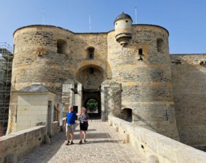 loire - Eingang vom Château Angers mit zufriedenen Kunden.