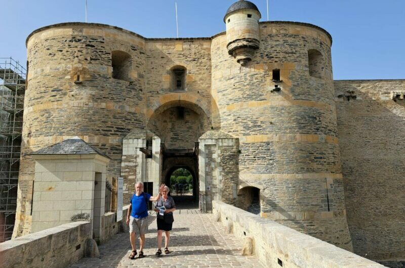 loire - Eingang vom Château Angers mit zufriedenen Kunden.