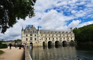 loire - Blick vom Wasser auf das Château Chenonceau.