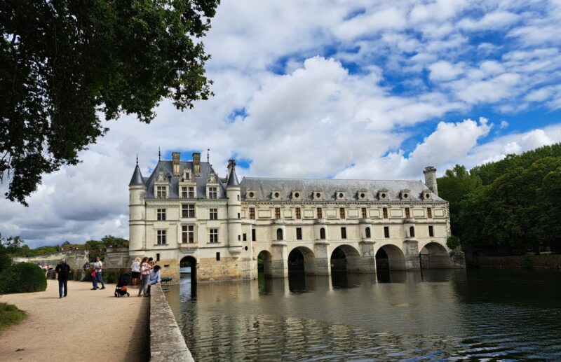 loire - Blick vom Wasser auf das Château Chenonceau.
