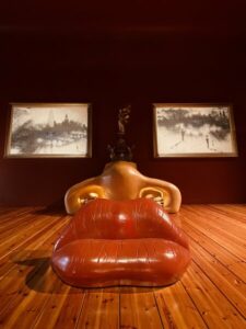 Dali - Installation in Figueres, die ein Gesicht abbildet.