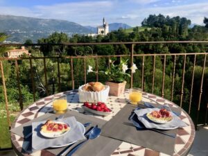 Côte d'Azur Urlaub: Frühstück mit Blick auf die Berge und die Kathedrale.