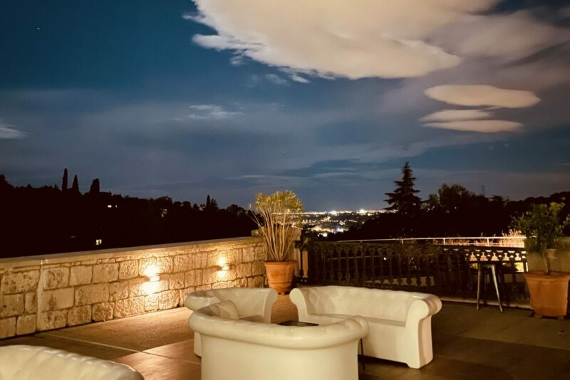 Nizza - abendliche Stimmung auf der Terrasse im Hinterland von Nizza.