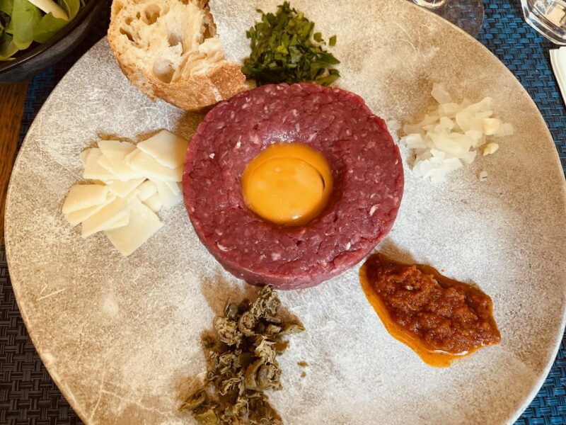 Nizza - Teller mit frischem französischem Tartare in Nizza.