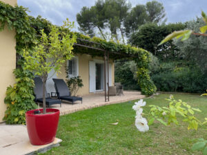 Côte d'Azur urlaub - Terrasse von einem der Zimmer der Villa im Hinterland von Nizza.
