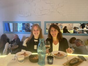 Nizza - Lara Maunder und Antje Seele am Tresen von einem Fischrestaurant in der Altstadt von Nizza.