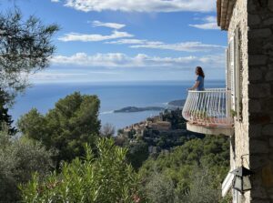 Nizza - Panoramablick auf das Mittelmeer von dem Balkon der Domaine aus.