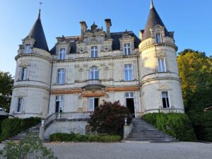 loire - Außenansicht von dem Anwesen mit den Turmzimmern.