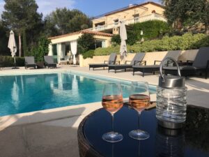 Côte d'Azur Urlaub: Weingläser mit Blick auf den Pool und die Unterkunft.