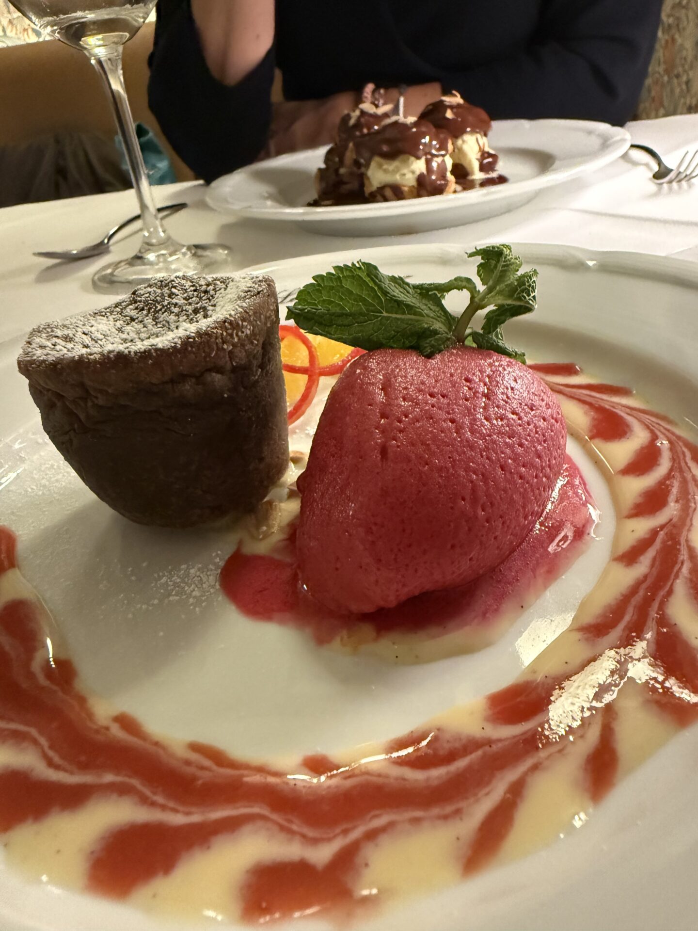 Französisches Dessert mit Schokoladenküchlein und Himbeersorbet beim Französischen Abend in Hamburg