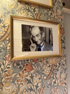 Interieur des Bistros Le Plat du Jour mit Bild von Louis de Funès