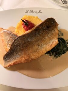 Loup de Mer mit Polenta und Spinat beim Französischen Abend in Hamburg