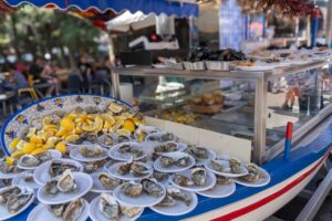 Mit Kommissar Dupin durch die Bretagne – frische Austern mit Zitrone auf einem Marktstand