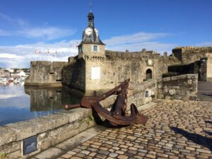 Mit Kommissar Dupin durch die Bretagne – Blick auf die Ville Close in Concarneau mit Hafen und Festungsmauer