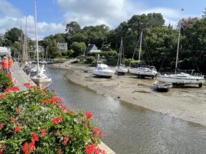 Mit Kommissar Dupin durch die Bretagne – Boote im Hafen der Île de Sein bei Ebbe