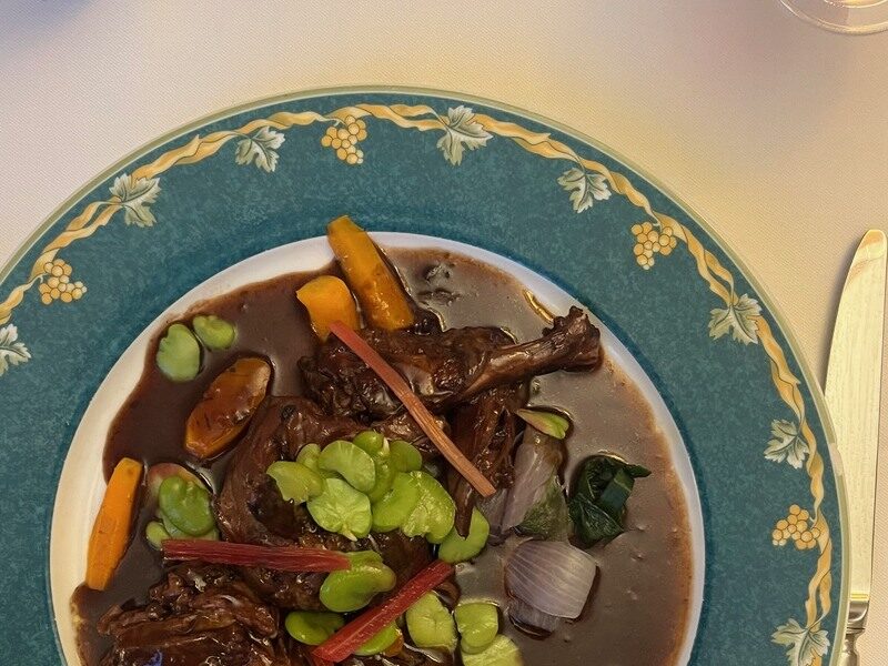 Genuss auf dem Teller: Geflügel Schmorgericht mit dunkler Sauce.