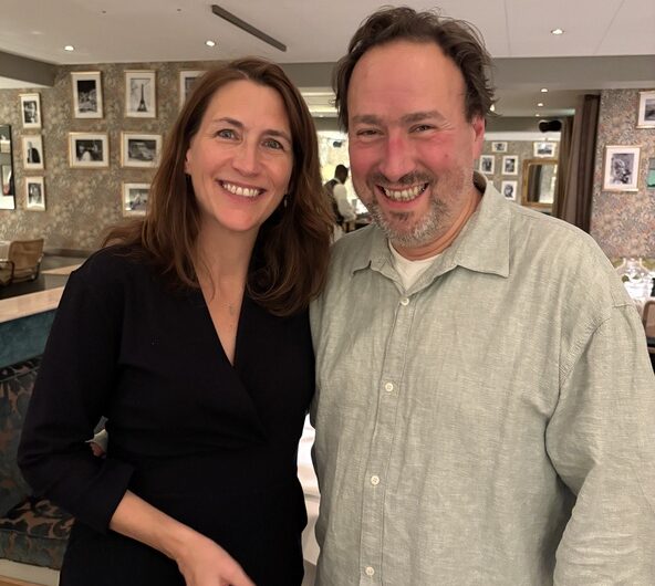 Antje Seele und Andreas Heineke stehen zusammen im Plat du Jour in Hamburg