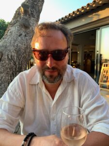Andreas Heineke mit einem Glas Rose im Luberon