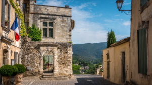 Platz in Menerbes im Luberon mit französischer Flagge