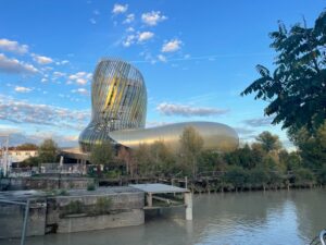 Cité du Vin in Bordeaux mit geschwungener Glasfassade am Fluss