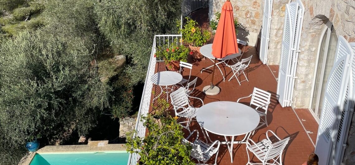Terrasse an einer Steinmauer mit